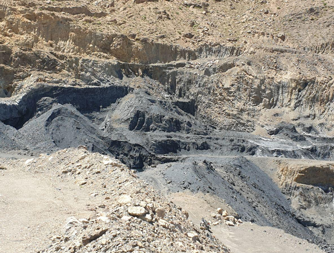 خاک نسوز مورد استفاده کارخانه آذرشین چیست؟